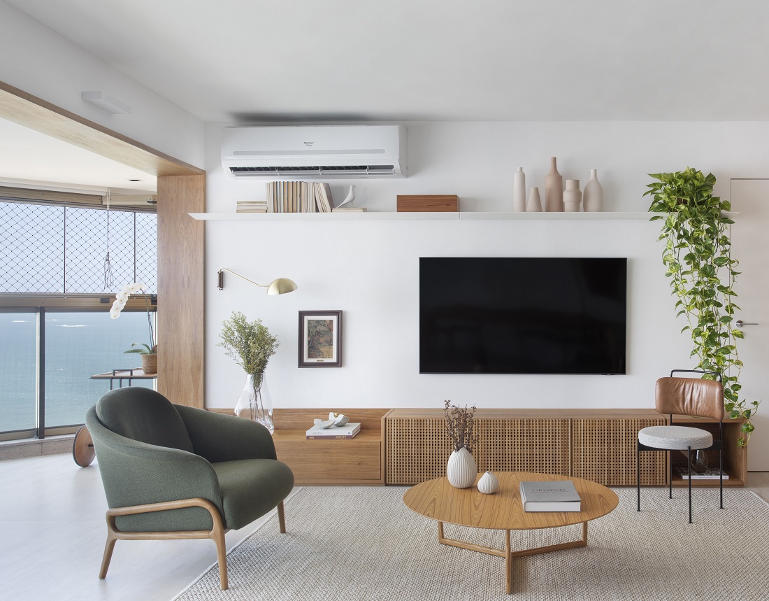 quadro na parede da tv na sala com decor neutro