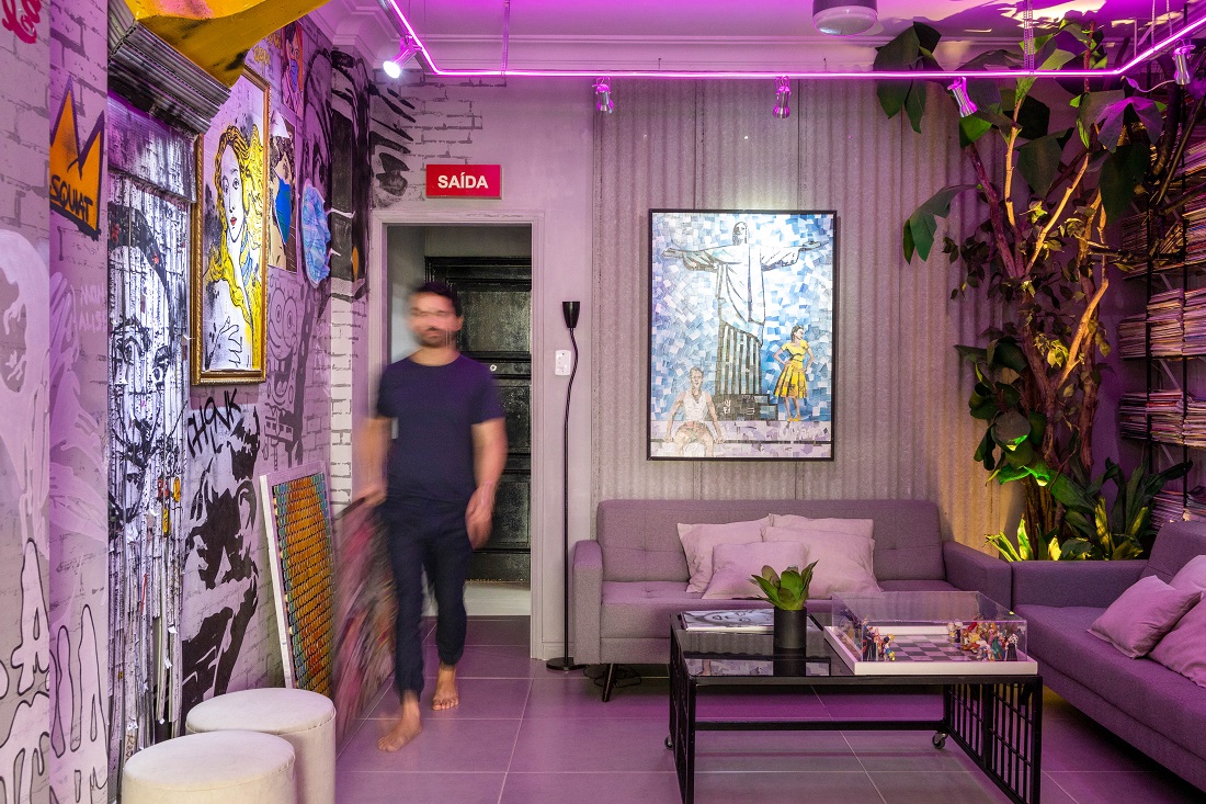 O artista plástico Anderson Thives no seu apartamento