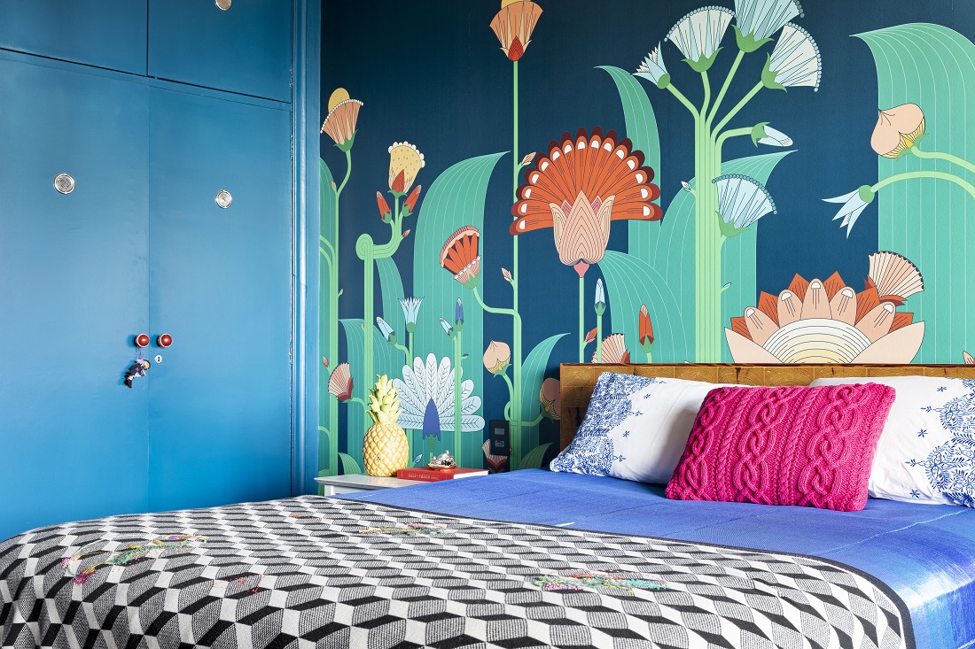 quarto colorido com papel de parede