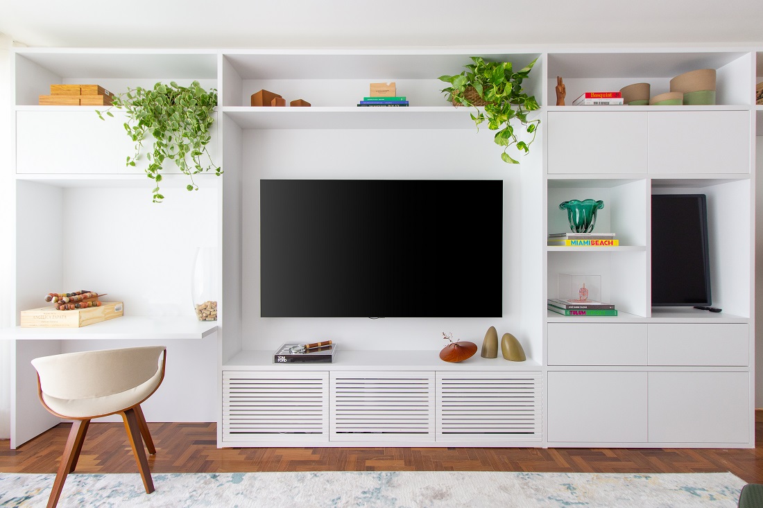 móvel da TV com plantas