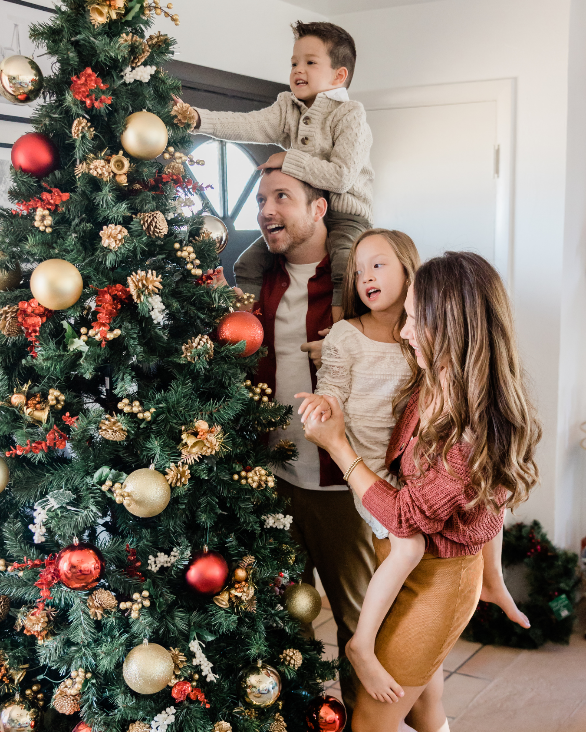 familia com arvore de natal