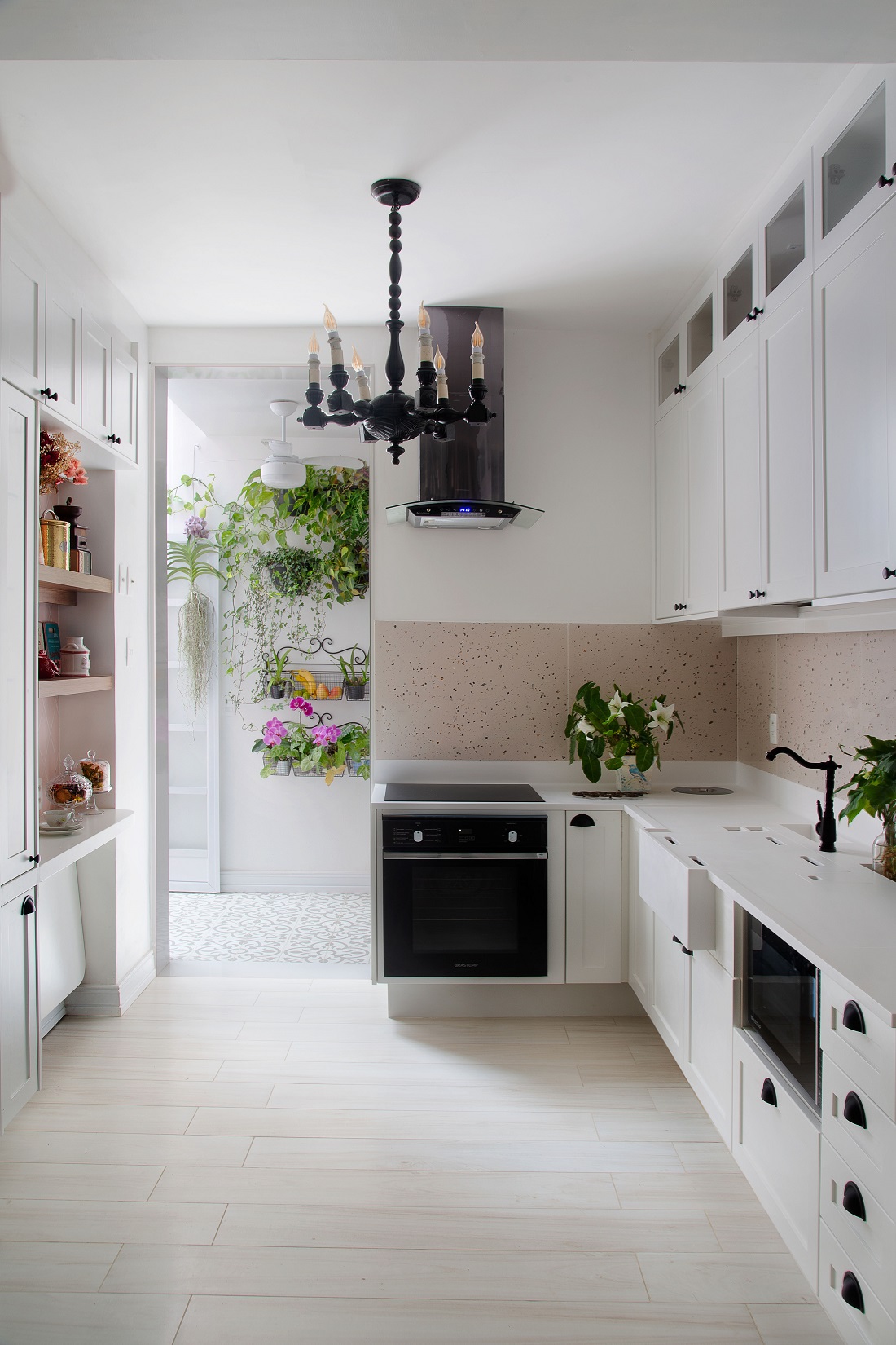casa de vila tem cozinha com frontão padrão granilite