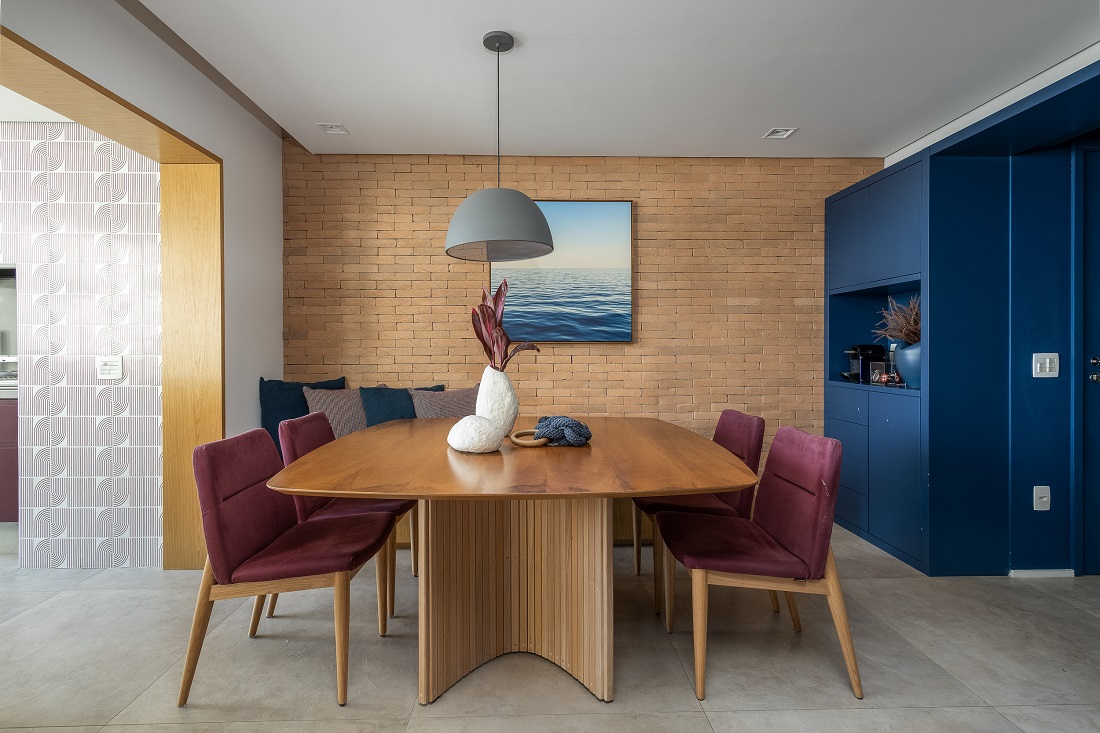 sala de jantar com parede de tijolo aparente