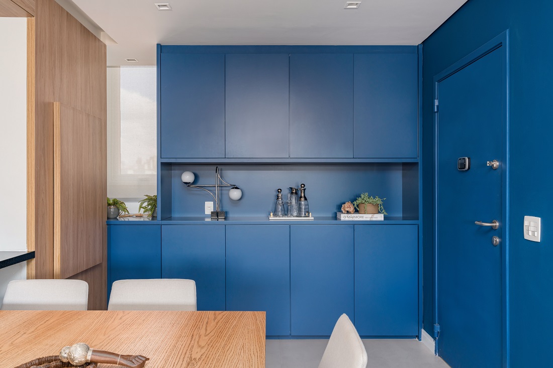reformado, apartamento ganhou entrada toda em azul