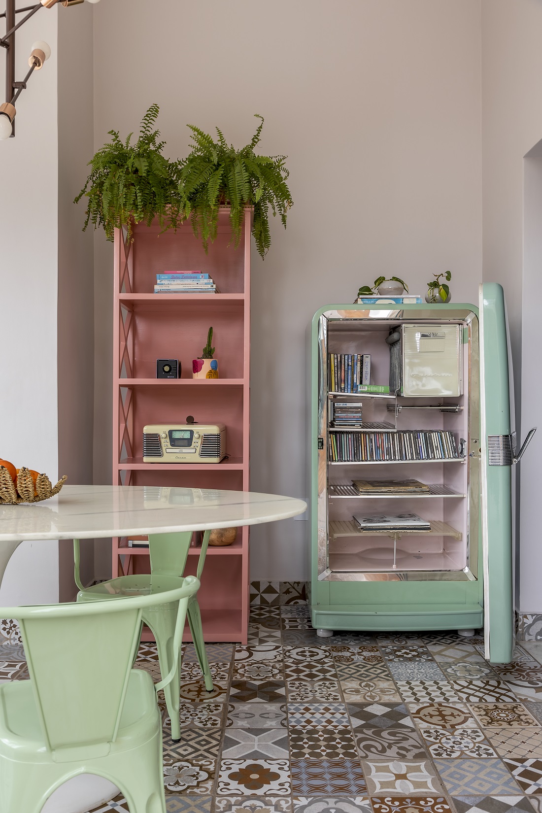 Geladeira retrô com disco de vinil dentro