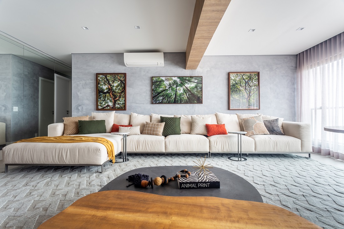 sofá com chaise na sala cheia de brasilidade