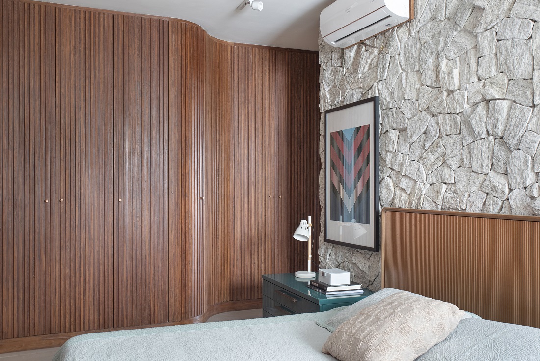 suíte com closet e painel ripado