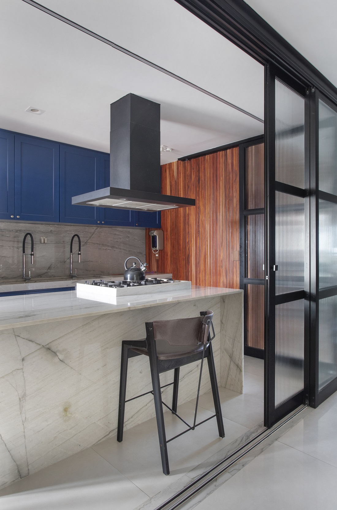 cozinha integrada com porta de correr de vidro canelado