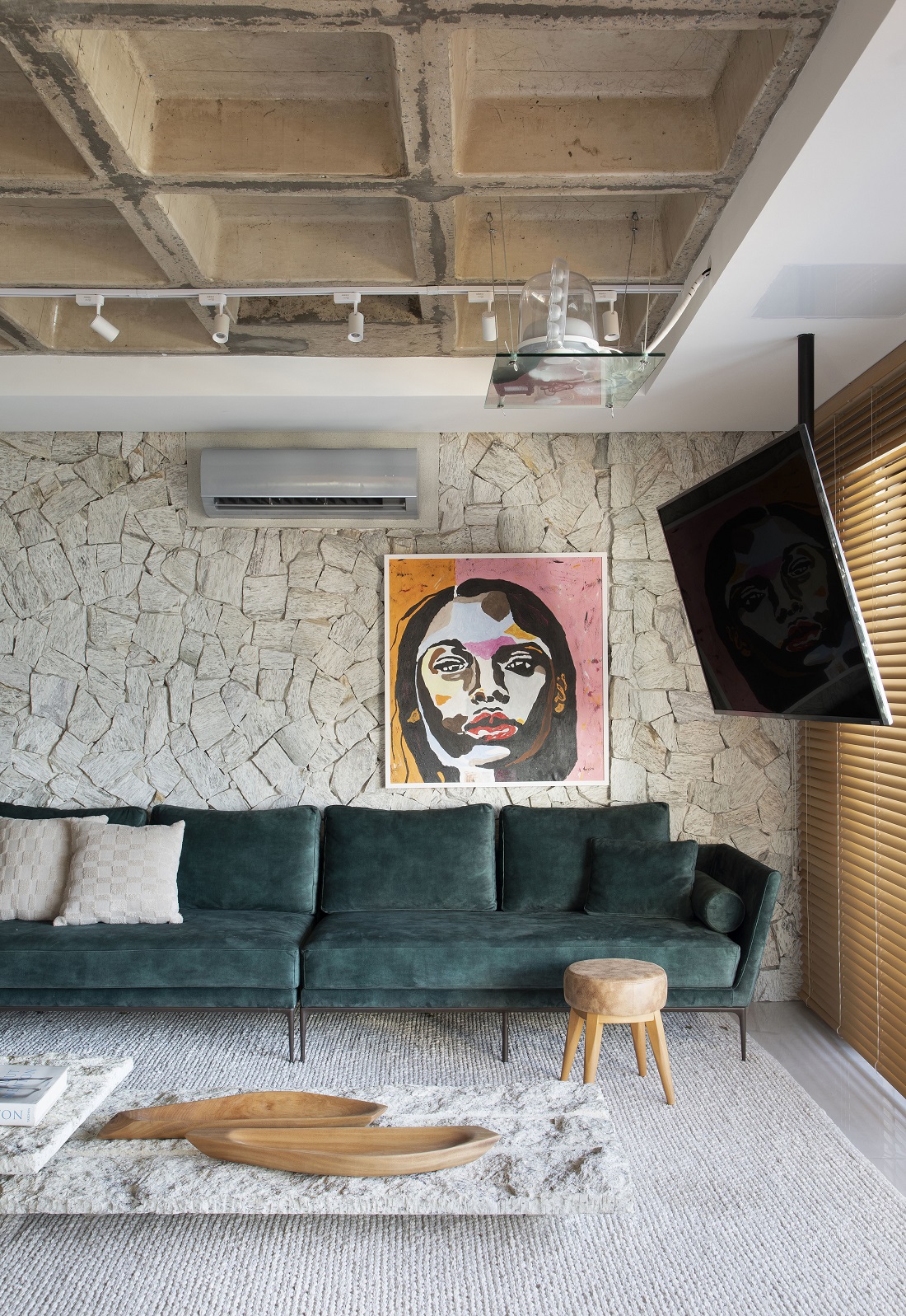 décor com pedra bruta e muitas cores