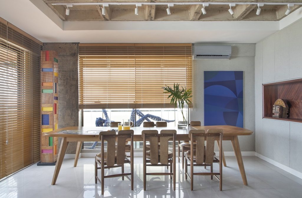 sala de jantar com obras de arte e peças de design nacional