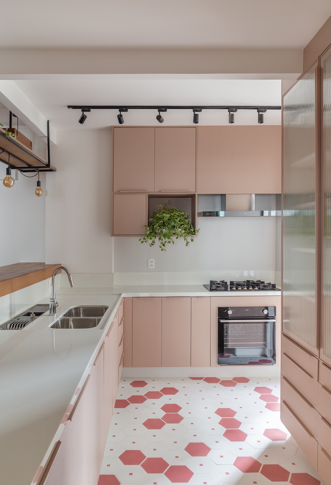 cozinha com piso de ladrilho e decor retrô