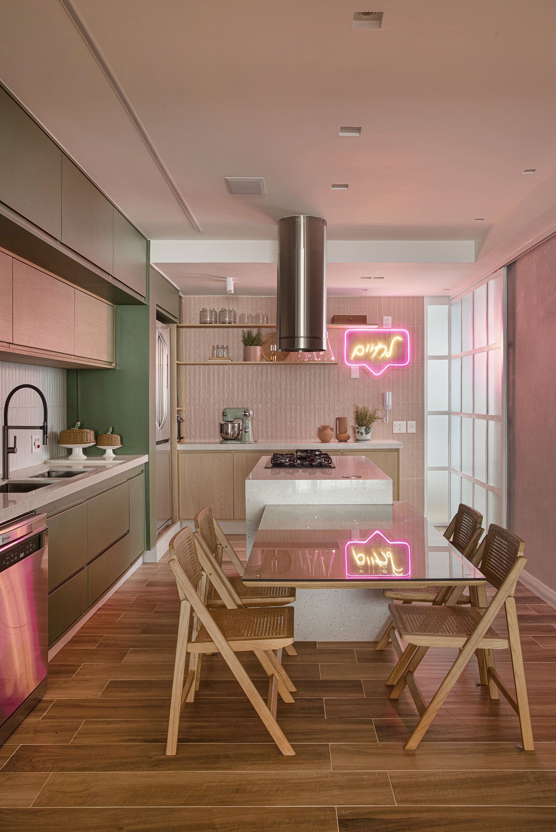 cozinha em tons de verde e rosa
