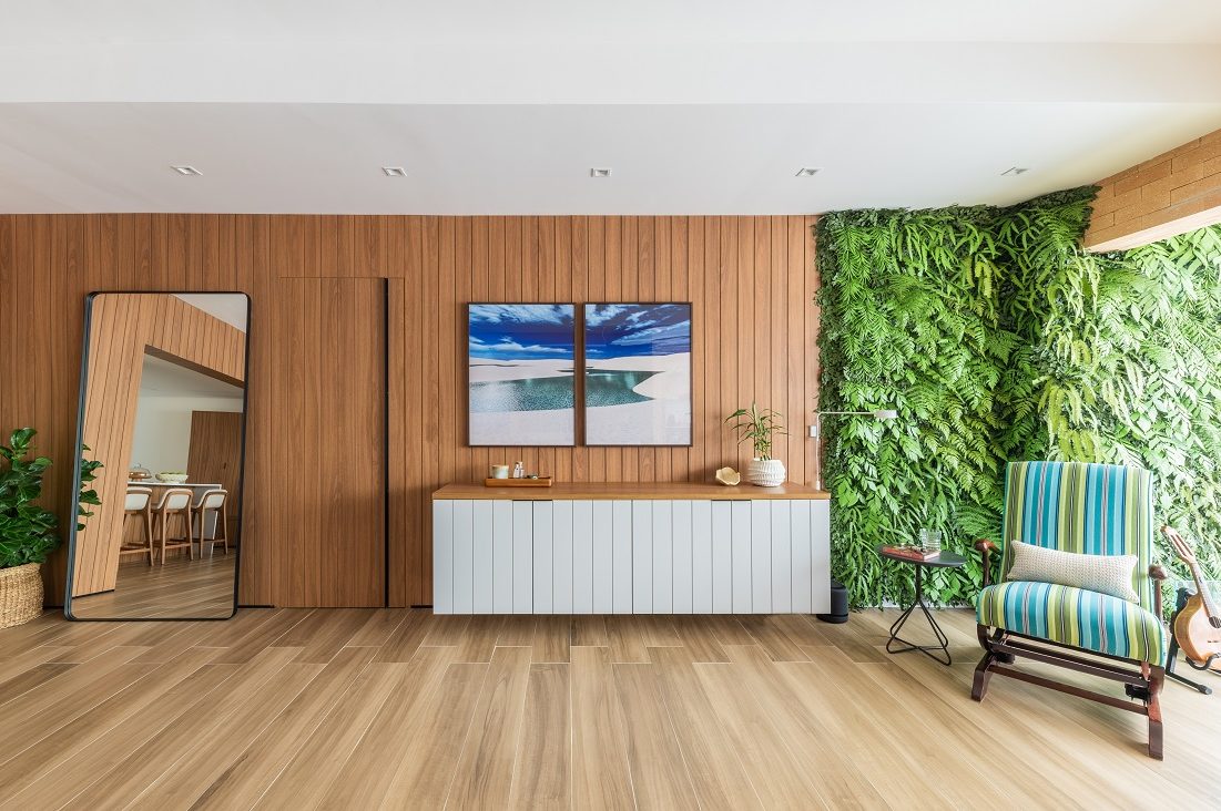 Painel ripado com porta mimetizada