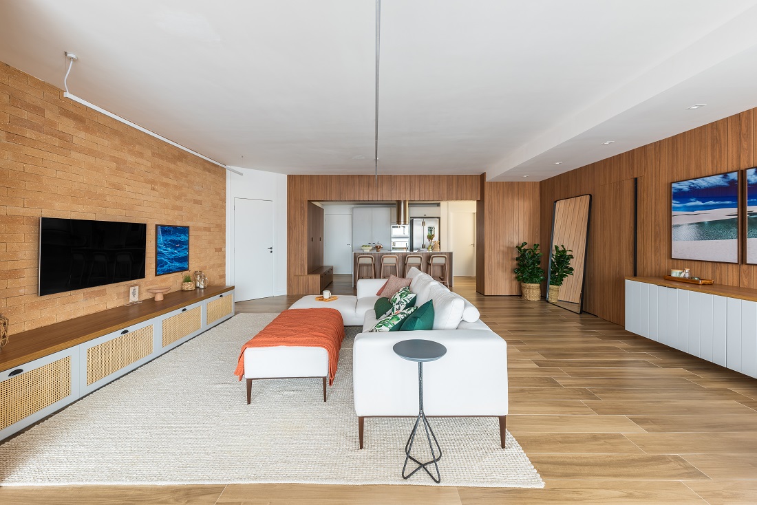 Apartamento integrado com área social ampla e acabamento em madeira