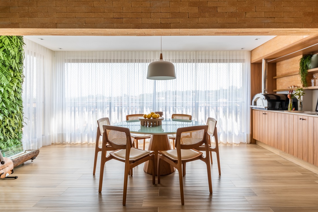 Sala de jantar integrada com mesa redonda