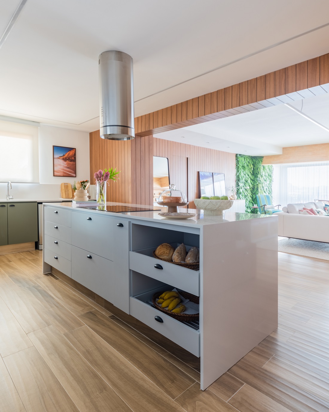 Cozinha integrada com ilha central e bancada em quartzo branco