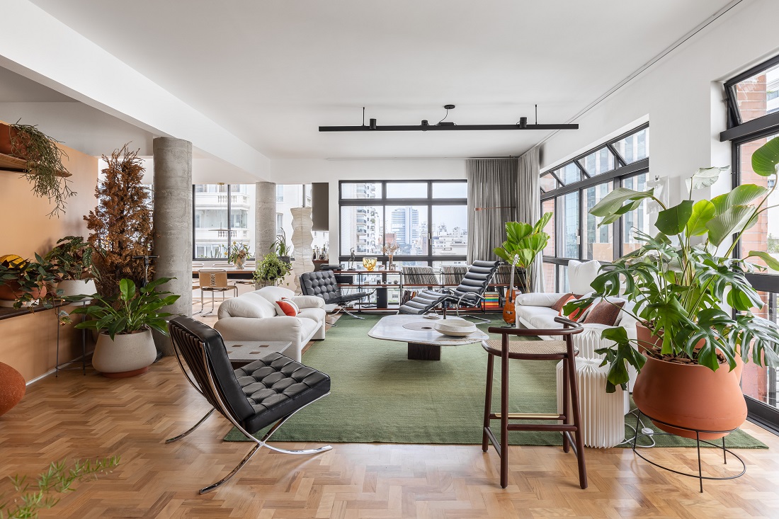 Apartamento com jeito de casa e living repleto de plantas