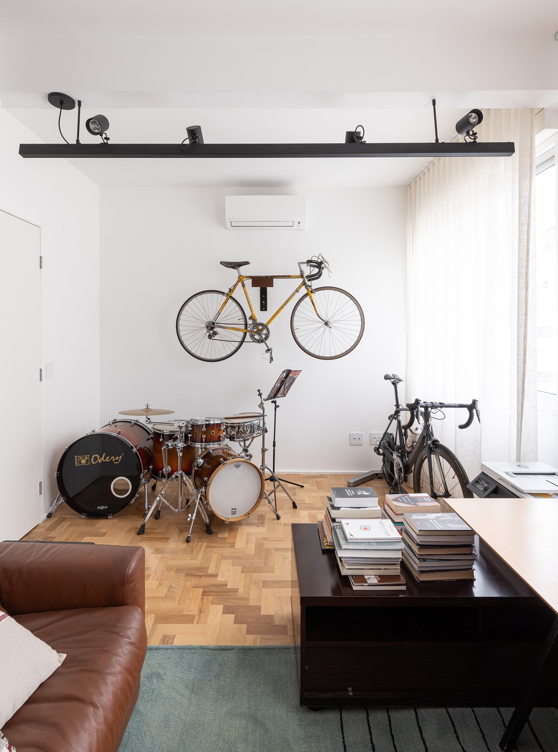 Home office com bicicletas e instrumentos musicais