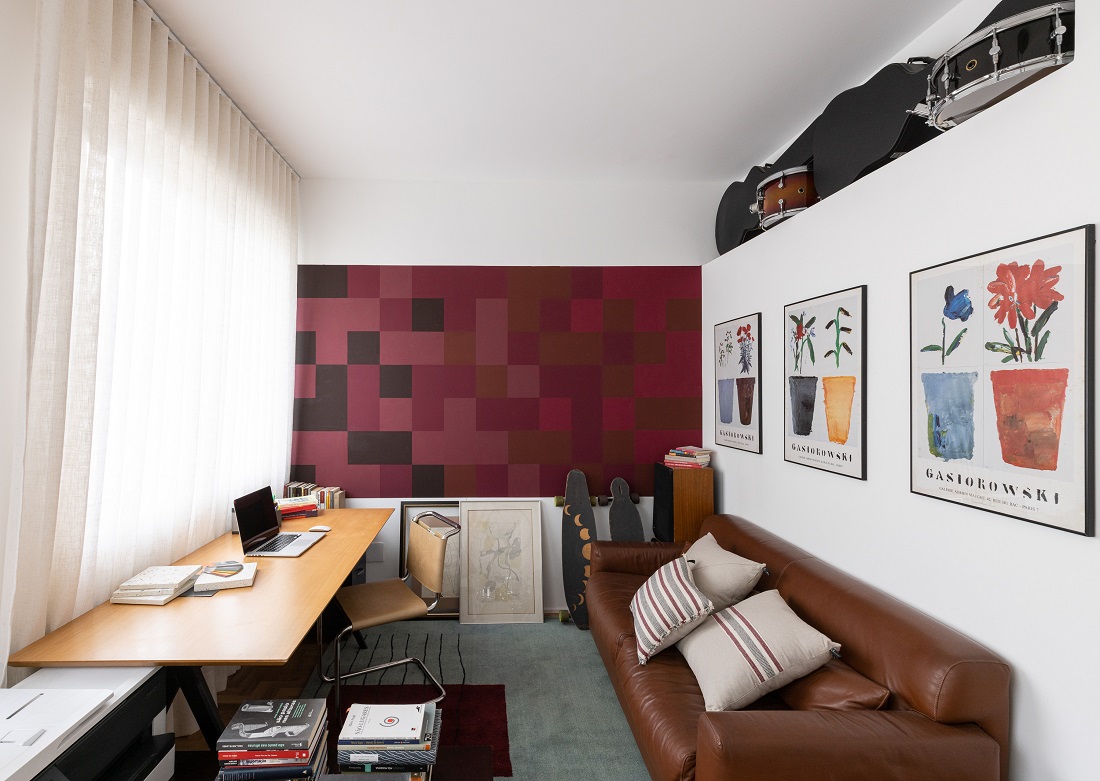 Home office com mosaico colorido