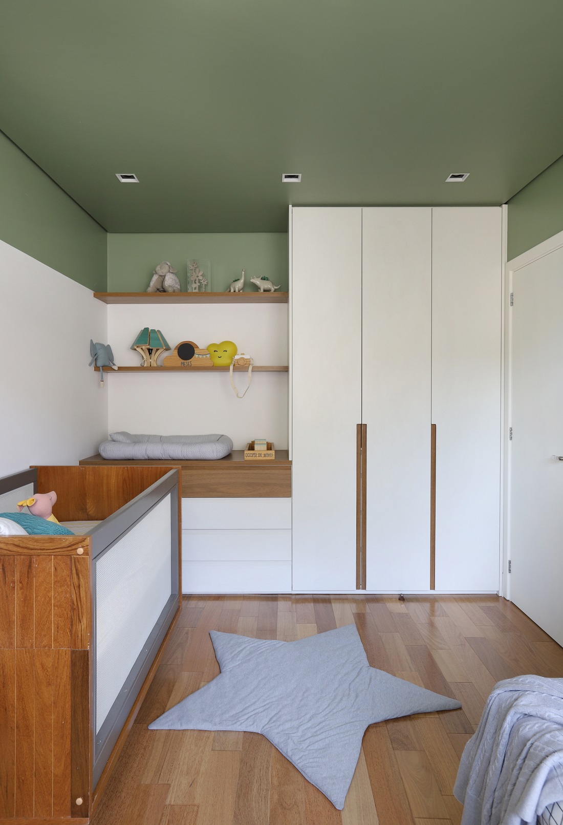 Teto verde no quarto infantil