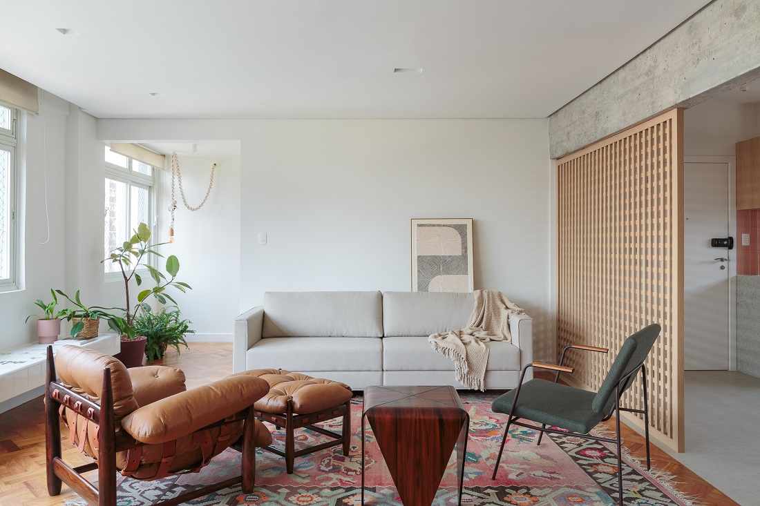 Sala de estar com a poltrona Mole, de Sergio Rodrigues