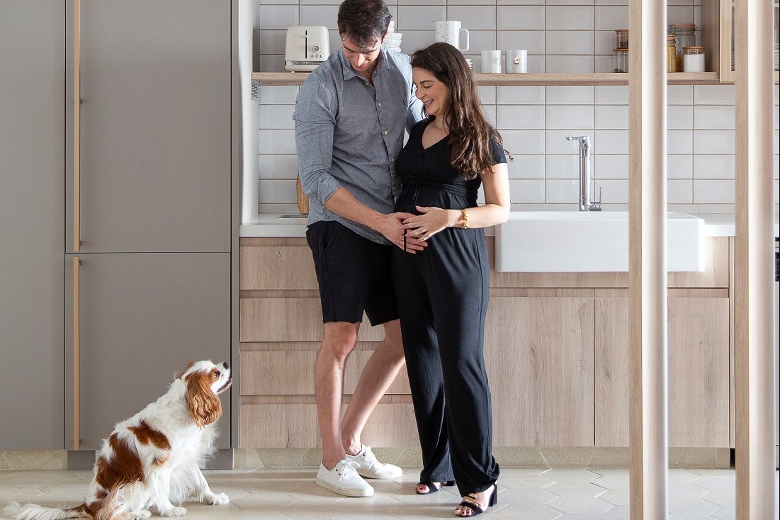 casal no novo apartamento reformado