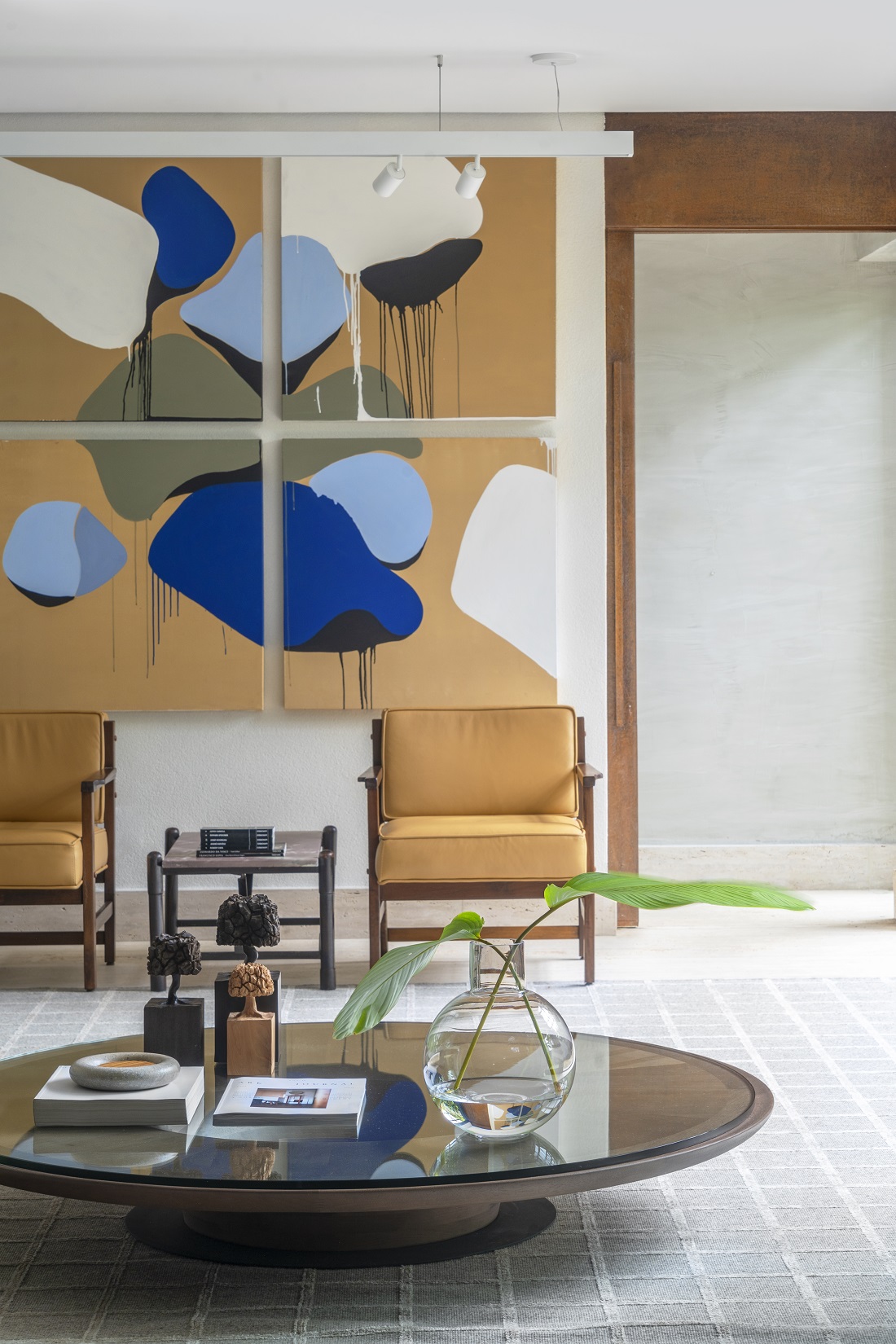 apartamento tem atmosfera de refúgio, mais intimista
