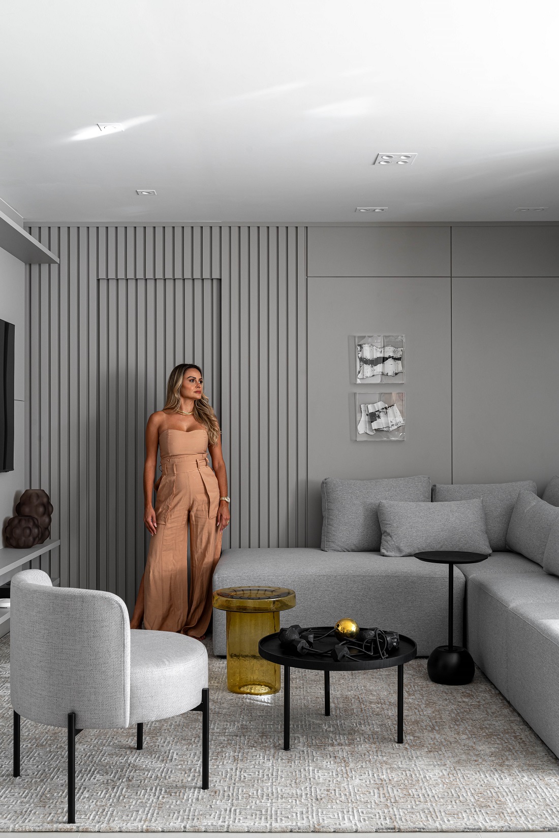 apartamento em tons de cinza tem atmosfera sofisticada