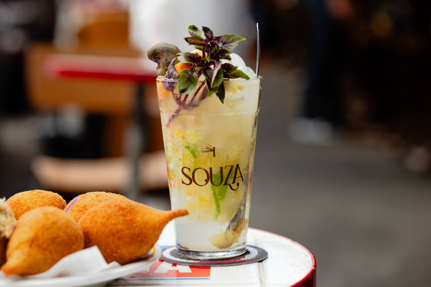 Caipirinha de caju, limão e gengibre: receita do bartender Deusdete ...