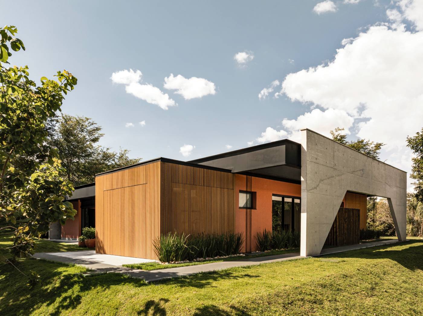 Esta casa nasceu como canil e virou um refúgio de arquitetura essencial ...