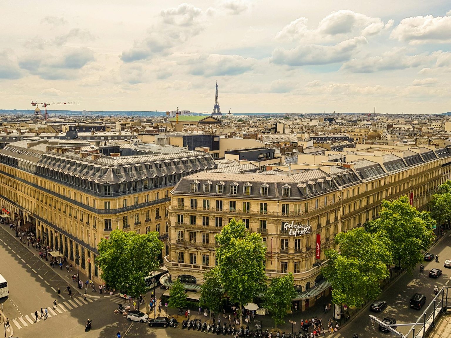Galeries Lafayette transforma rooftop em arena de Roland-Garros ...