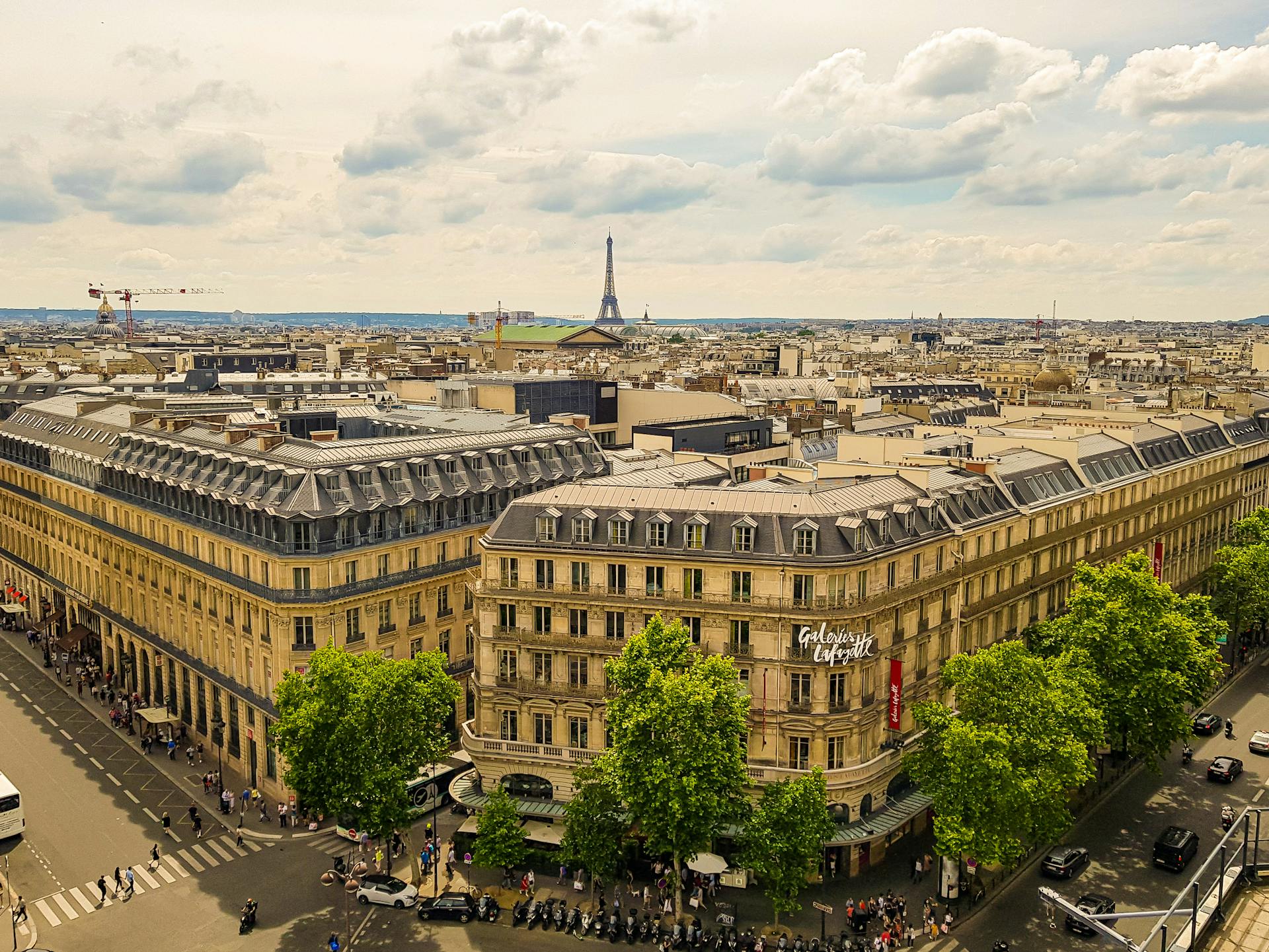 Galeries Lafayette transforma rooftop em arena de Roland-Garros ...