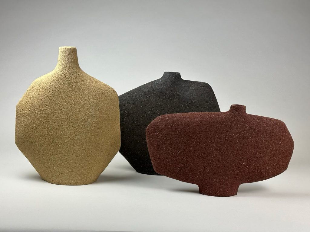 Sofia Águas — Ceramista, designer e investigadora, Sofia Águas integra The Curated Selection: Edition 2.0 com objetos escultóricos e funcionais que exploram as relações entre material, forma e emoção, valorizando as características naturais do barro. | Foto: Divulgação