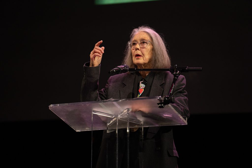 Doutora em literatura grega, Anne Carson dedicou parte de sua carreira ao ensino de grego antigo e à pesquisa sobre autores e textos da Antiguidade, referências que atravessam sua produção literária até hoje | Foto: Jay Dixit/Wikimedia Commons