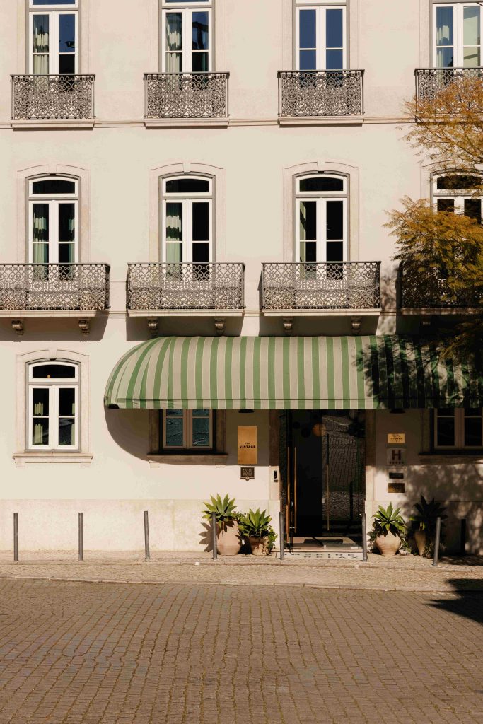 The Vintage Lisbon recebe The Curated Selection: Edition 2.0, exposição que reúne arte contemporânea, fotografia e design colecionável em um percurso pelos ambientes do hotel, criando um diálogo entre as obras e seus interiores de inspiração midcentury | Foto: Henrique Isidoro/Divulgação