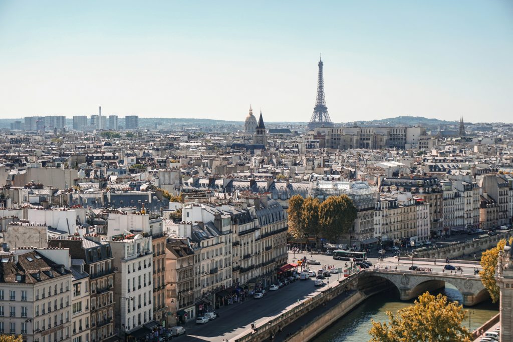 Em Paris, a cidade vai além do pano de fundo e assume o protagonismo na moda durante a Semana de Moda Parisiense | Foto: Alexander Kagan/Unsplash