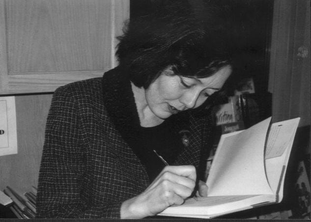 Com uma obra marcada pela experimentação, Carson aproxima mitologia e literatura greco-romana de questões contemporâneas, como amor, desejo, identidade, memória e luto | Foto: The Paris Review/Reprodução
