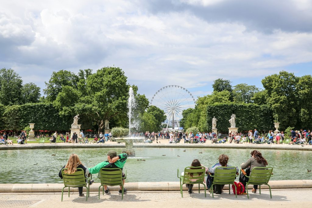 Ícone do mobiliário outdoor, a Poltrona Luxembourg, com produção pela Fermob, faz parte da paisagem do Jardin des Tuileries, em Paris, desde 1923 | Foto: Yiwen/Unsplash
